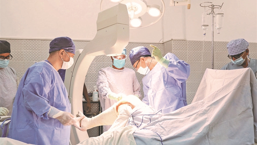 The Story of Chinese Doctors Overseas 